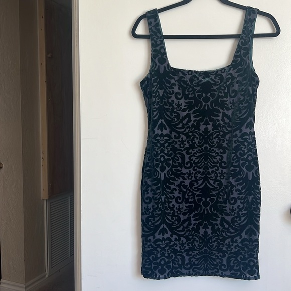 Emerald green, velvet patterned body con dress - Picture 2 of 9